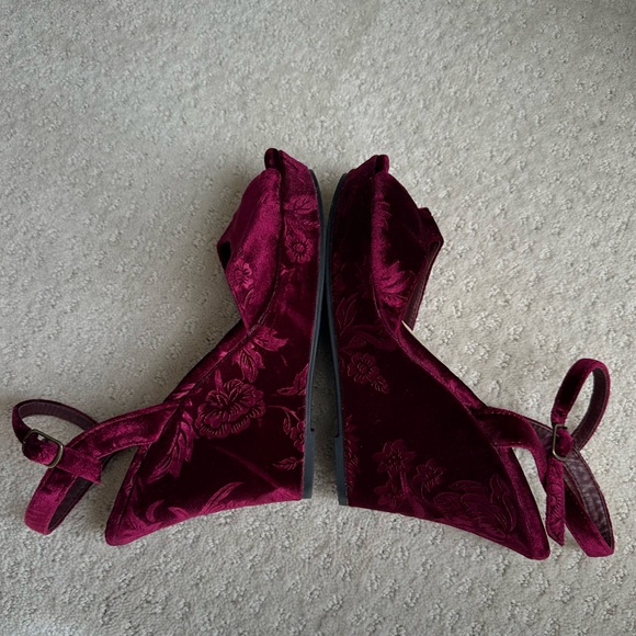 Woman’s Rampage Velvet Wedges patterned 4.5 inch heel. Size 8.5 M, color: Maroon - Picture 8 of 10